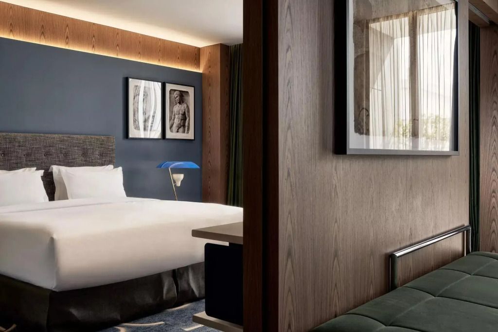 Elegantes Doppelbett in moderner Suite mit künstlerischen Wandbildern