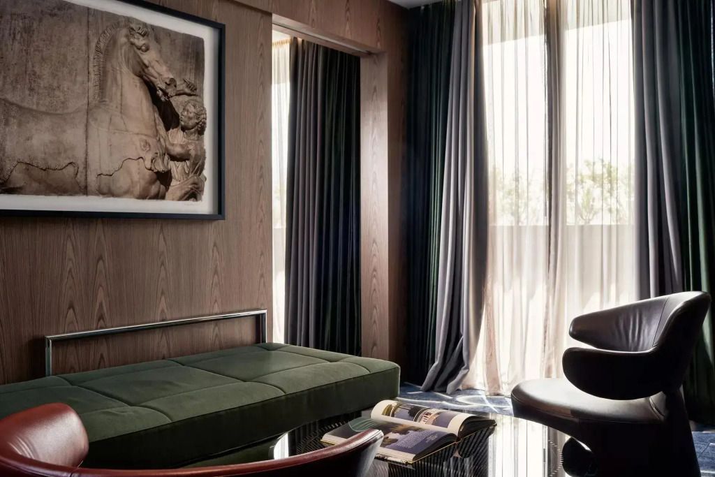 Gemütliche Leseecke mit Sitzgelegenheit und Tageslicht in der Suite