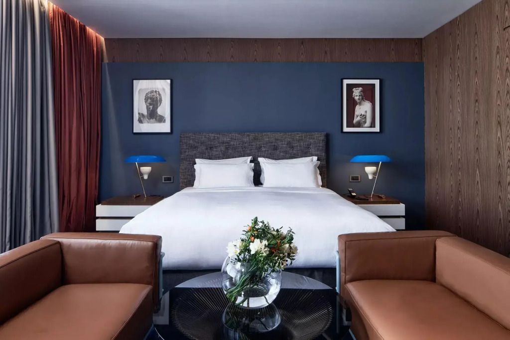 Elegantes Schlafzimmer mit modernem Doppelbett und stilvollen Lampen