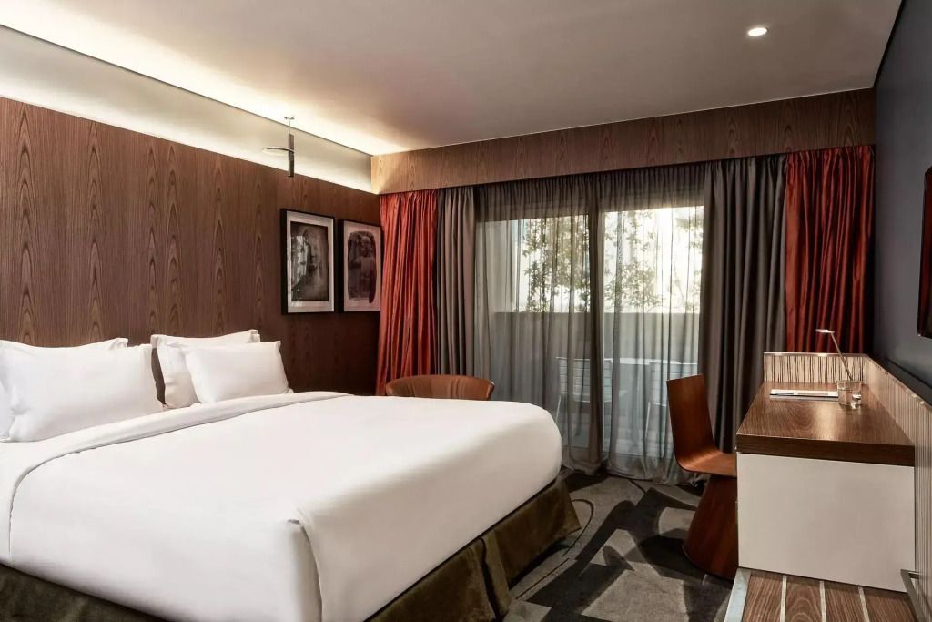 Klassisches Doppelzimmer mit Doppelbett im AthensWas Design Hotel mit moderner Einrichtung