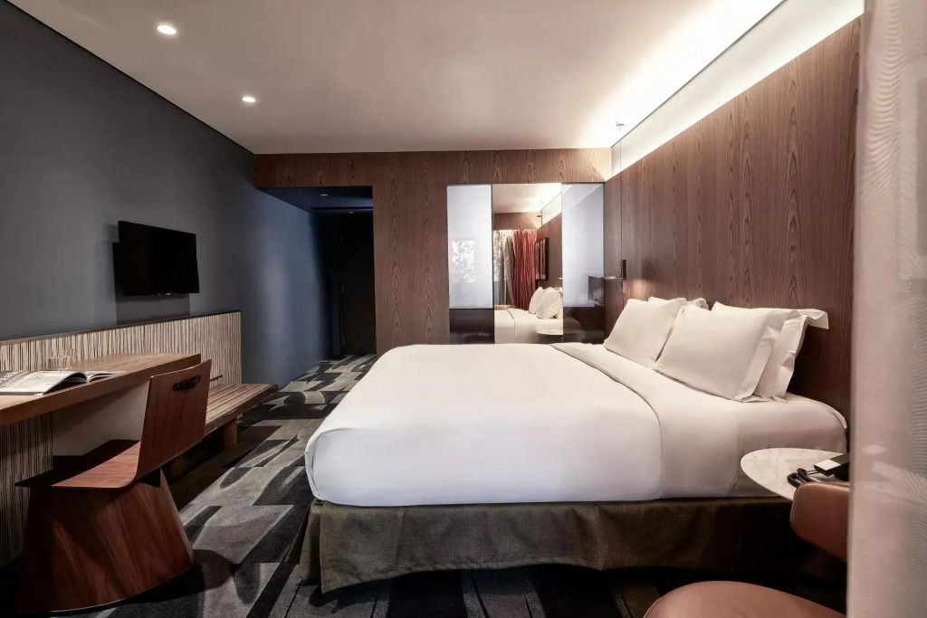 Klassisches Doppelzimmer mit Doppelbett, Schreibtisch und Spiegel im AthensWas Design Hotel