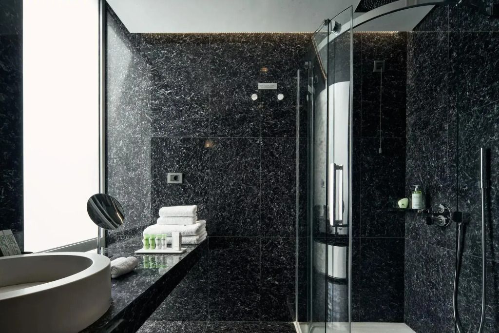 Glasdusche und Waschtisch im luxuriösen Bad des AthensWas Design Hotel