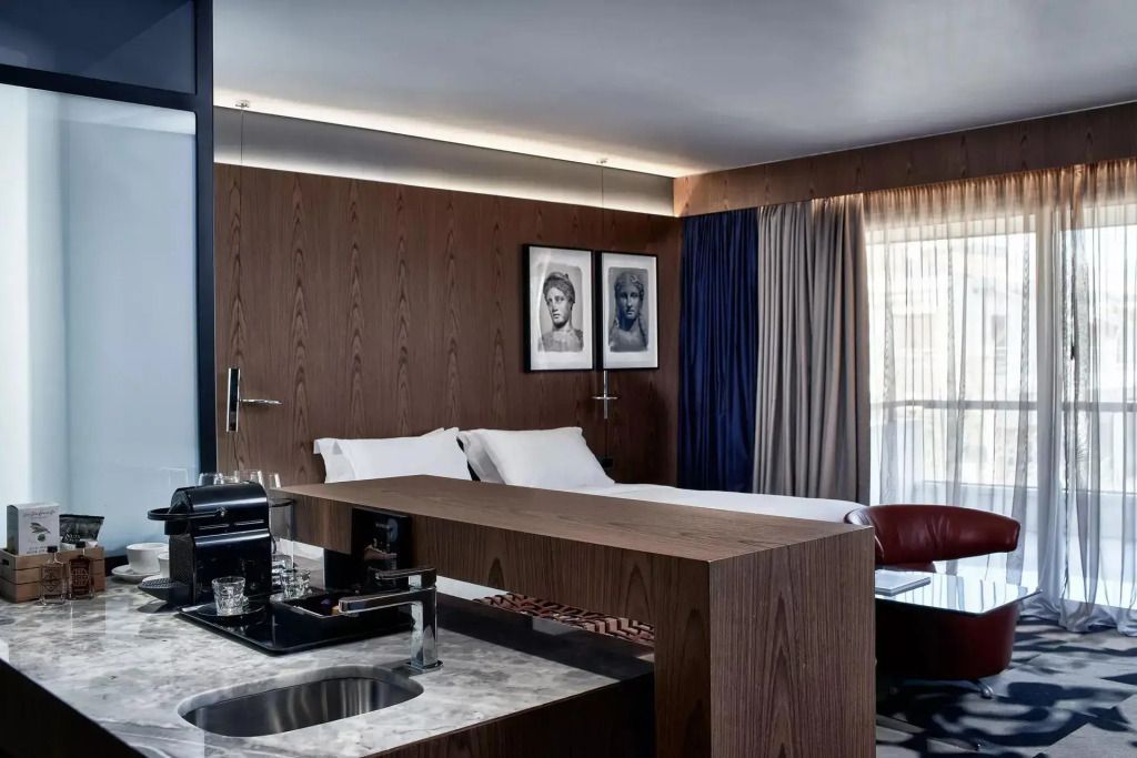 Suite mit Doppelbett und moderner Holzeinrichtung