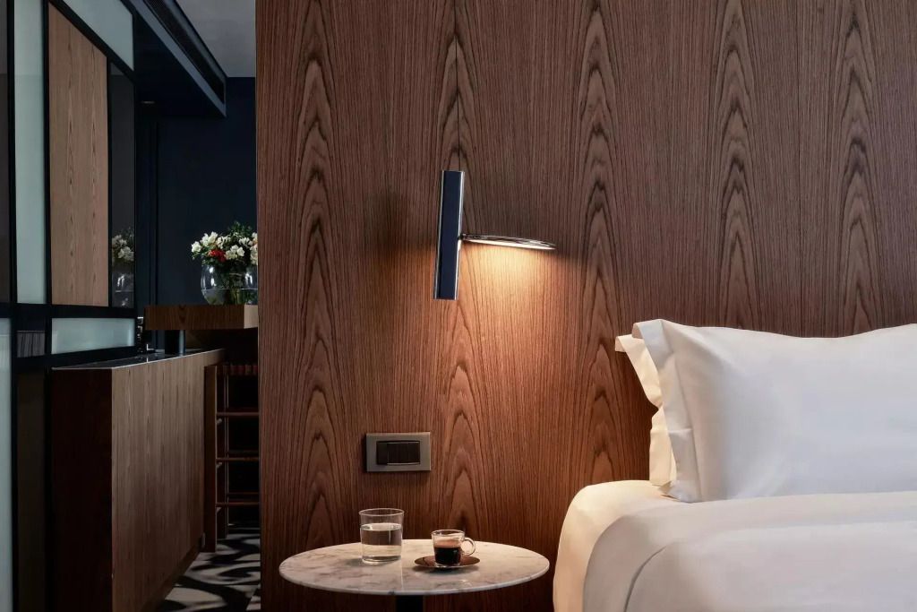 Detailansicht eines Nachttischs mit Lampe und Getränken
