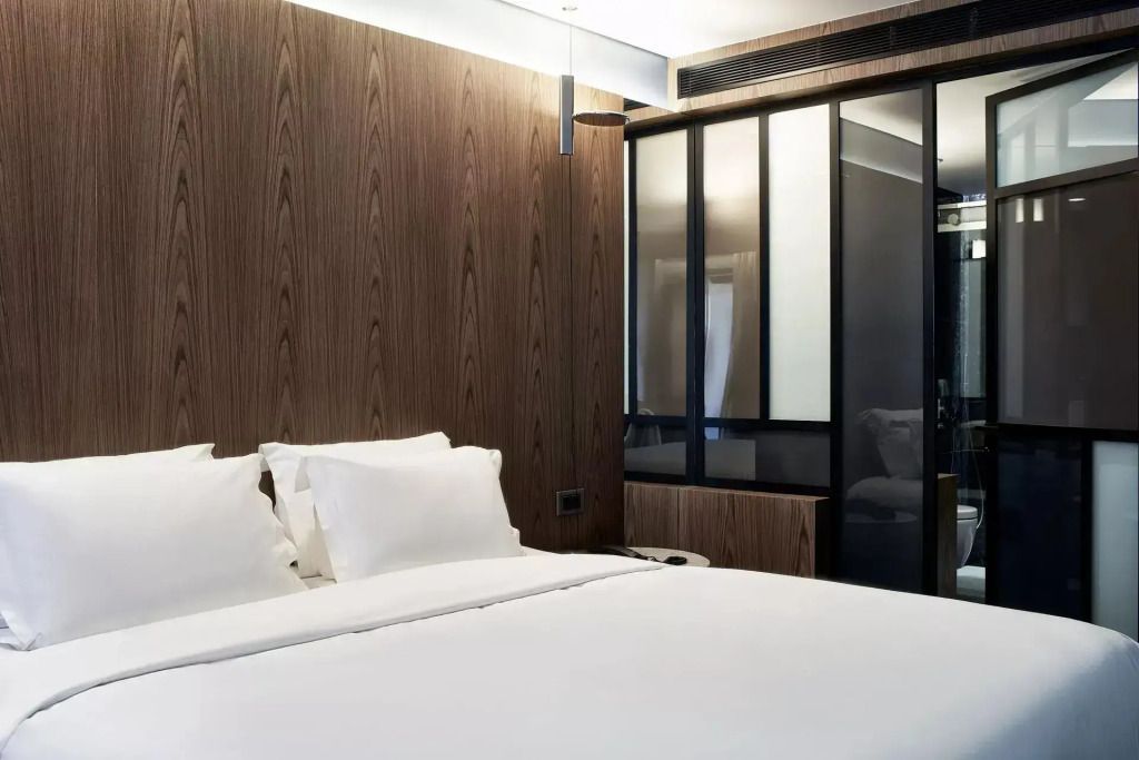 Hotelzimmer mit modernem Schrank und gemütlichem Bett