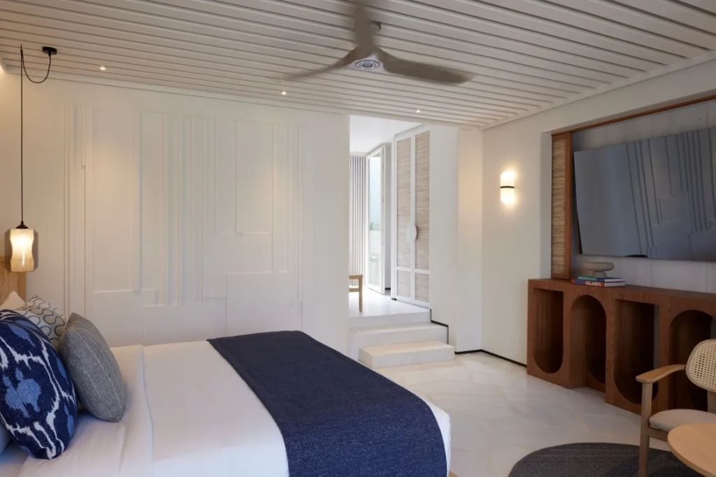 Modernes Schlafzimmer mit Doppelbett und Deckenventilator in neutralen Tönen