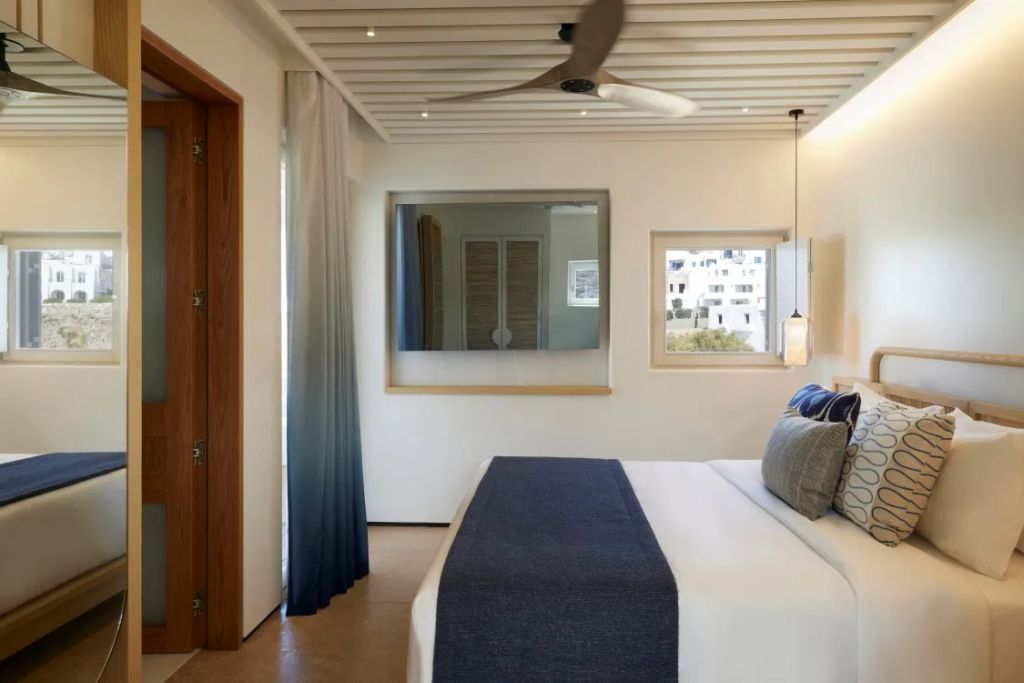 Elegantes Schlafzimmer mit Doppelbett und modernem Design