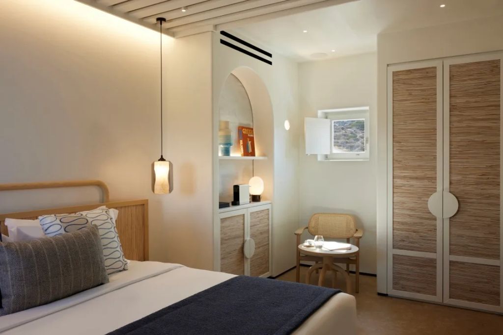 Gemütliche Sitzecke im stilvollen Hotelzimmer