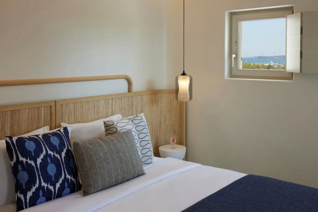 Elegant eingerichtetes Schlafzimmer mit Meerblick aus dem Fenster