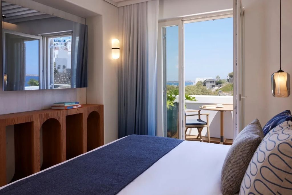 Helles Zimmer mit offenem Balkon und Blick auf die Insel