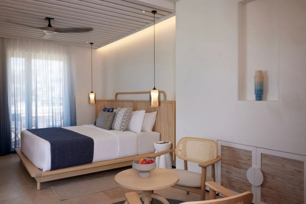 Modernes Zimmer mit Doppelbett und eleganter Beleuchtung