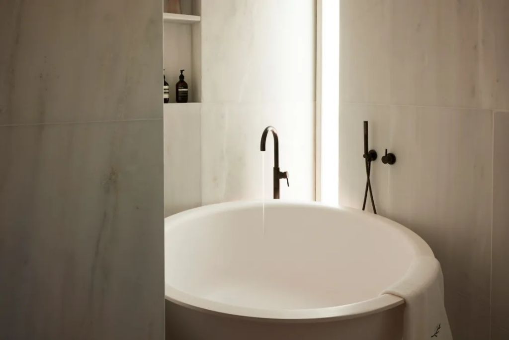 Rundes, elegantes Waschbecken in einem modernen Badezimmer