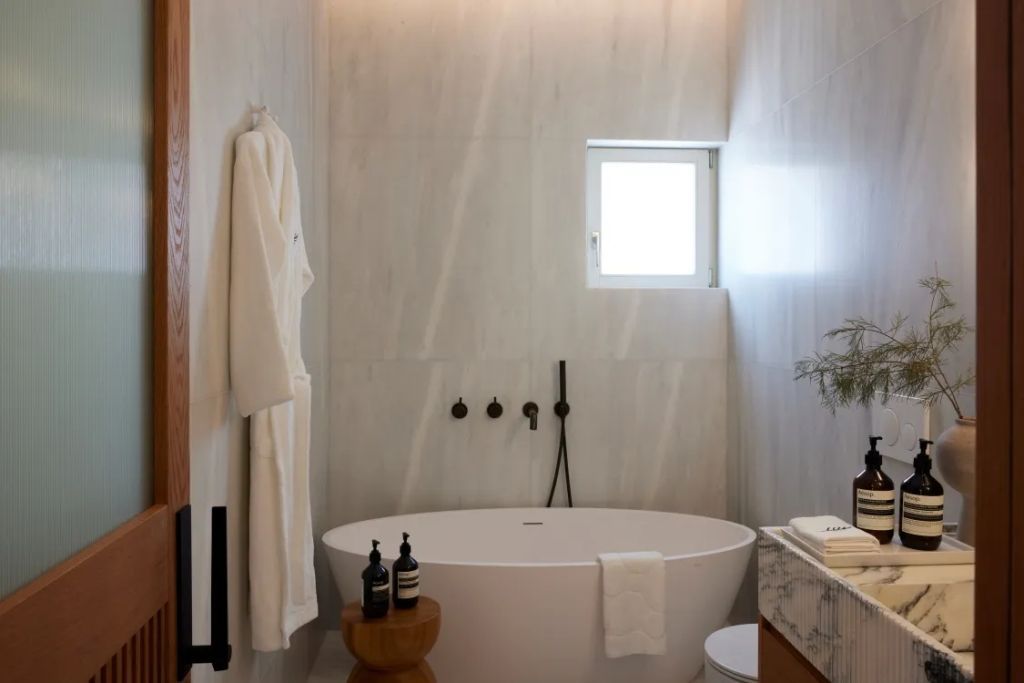Luxuriöses Badezimmer mit Badewanne und stilvollen Armaturen