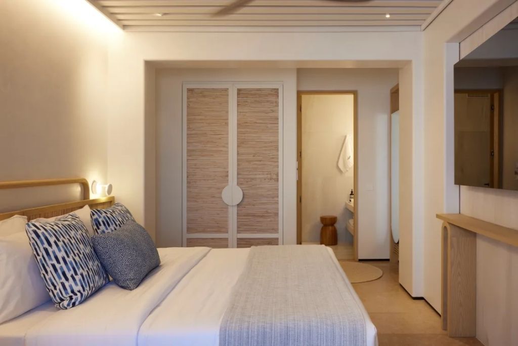 Geräumiges Schlafzimmer mit Doppelbett und Zugang zum Badezimmer