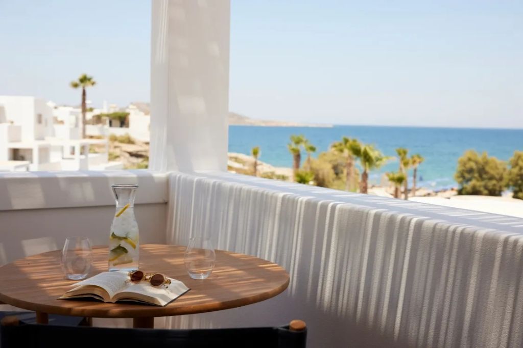 Balkon mit Blick aufs Meer und gemütlicher Sitzgelegenheit