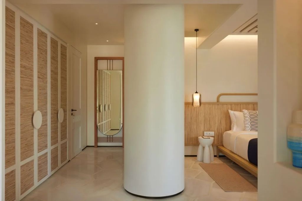 Moderne Suite mit elegantem Design und zentraler Säule