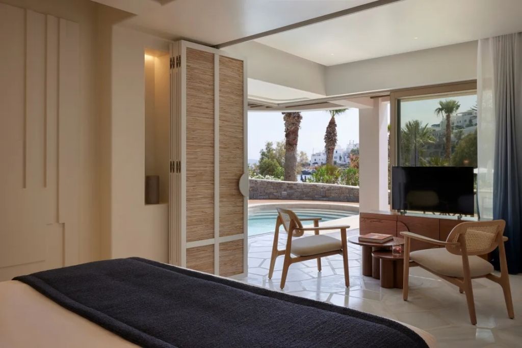 Suite mit Sitzbereich und Blick auf den Pool