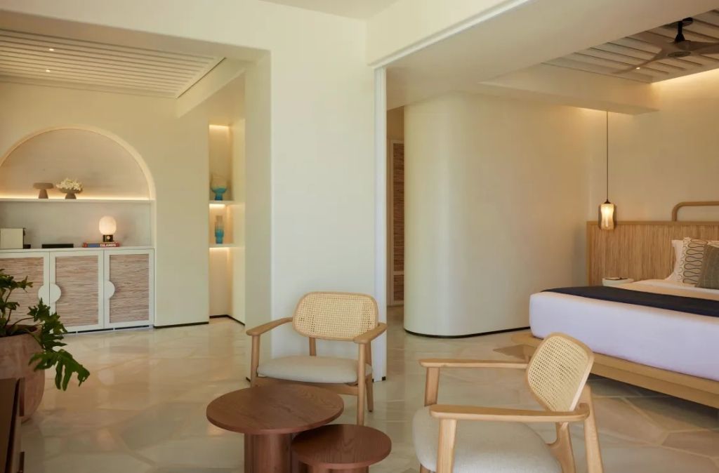 Heller Wohnbereich in einer luxuriösen Suite