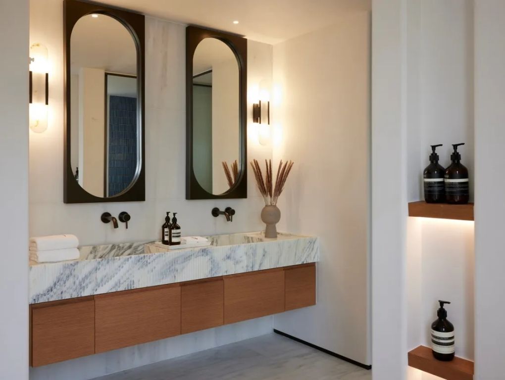 Badezimmer in einer Suite mit stilvollem Doppelwaschbecken