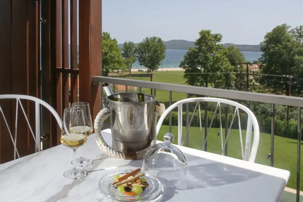 Balkon mit Blick auf das Meer und einem gedeckten Tisch