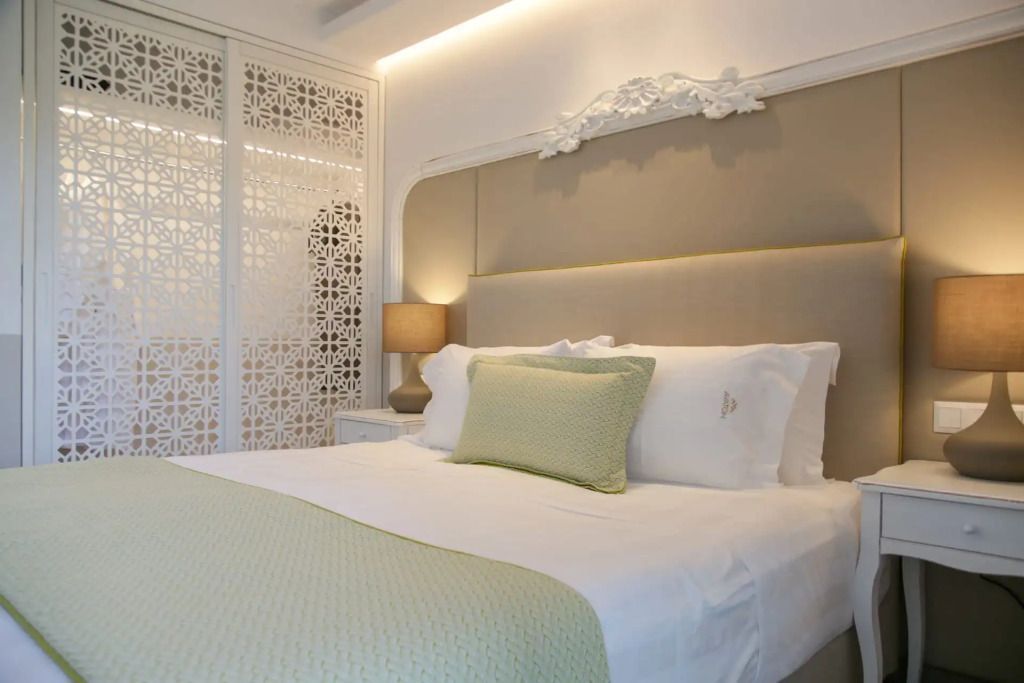 Elegantes Deluxe-Zimmer mit Meerblick und stilvollem Dekor