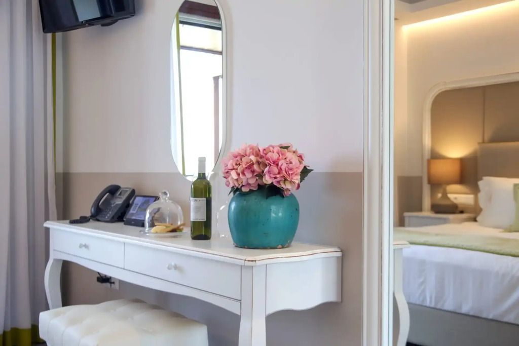 Elegante Zimmerdekoration mit Blumenarrangement und Weinflasche