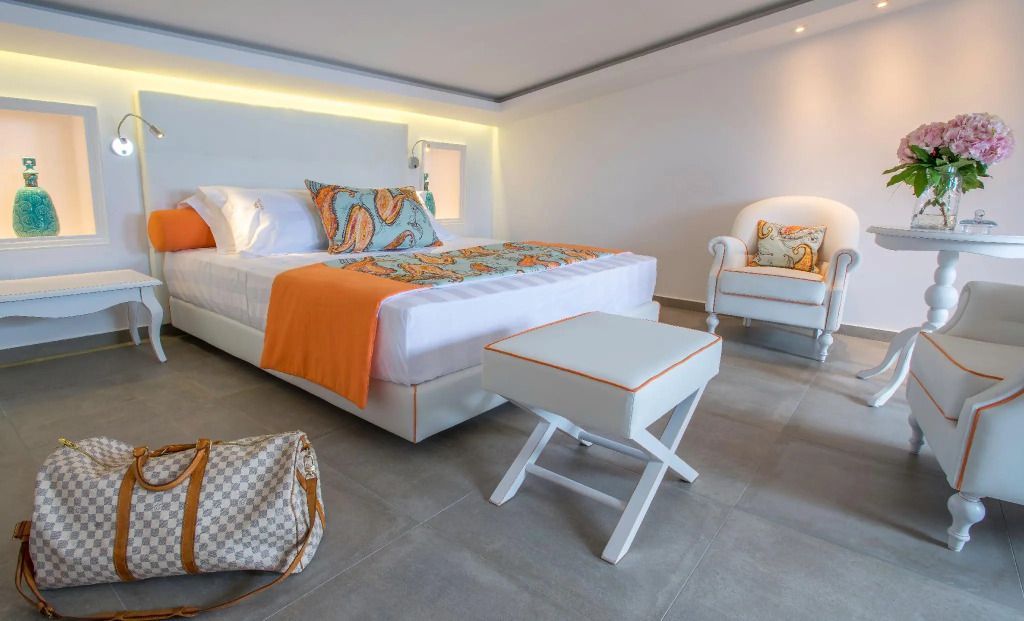 Modern eingerichtetes Doppelzimmer mit farbenfrohen Akzenten und stilvollem Dekor