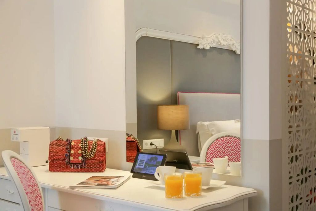 Elegante Junior Suite mit Spiegel und Getränken auf dem Tisch