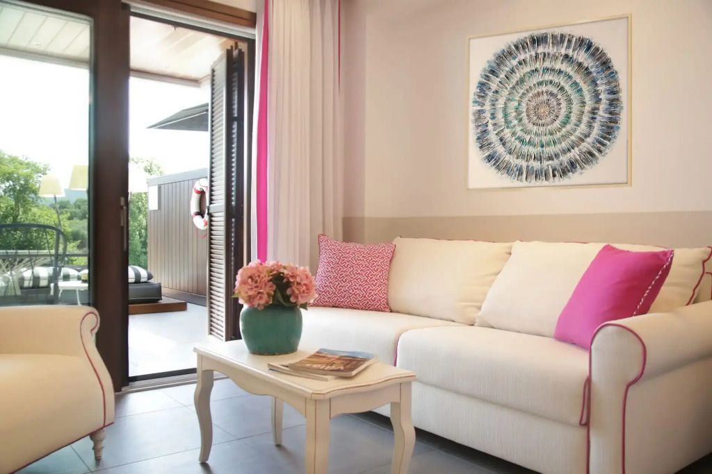 Gemütliche Sitzecke mit heller Innenausstattung und Blumendekor