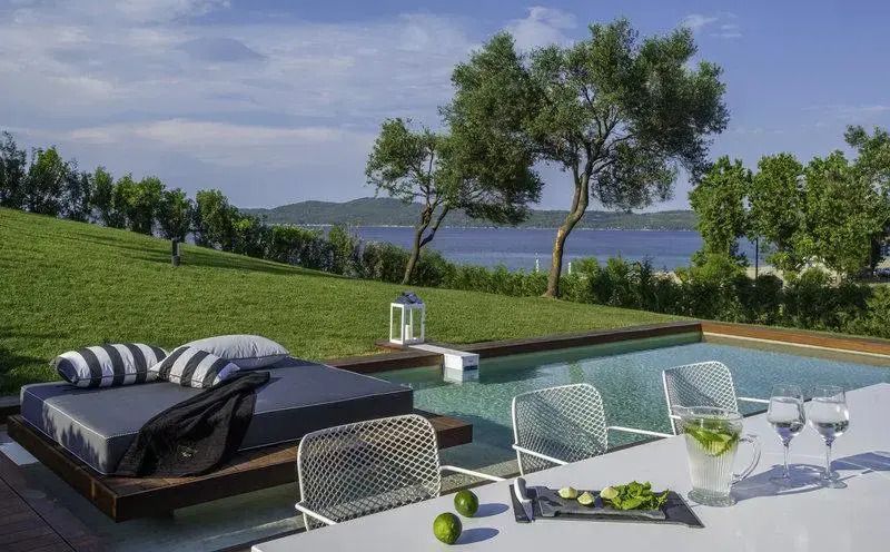 Luxuriöser Außenbereich mit Pool und Meerblick im Avaton Luxury Beach Resort