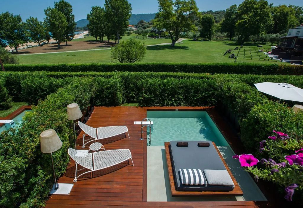 Privater Pool mit Blick auf Garten und Wald im Avaton Luxury Beach Resort