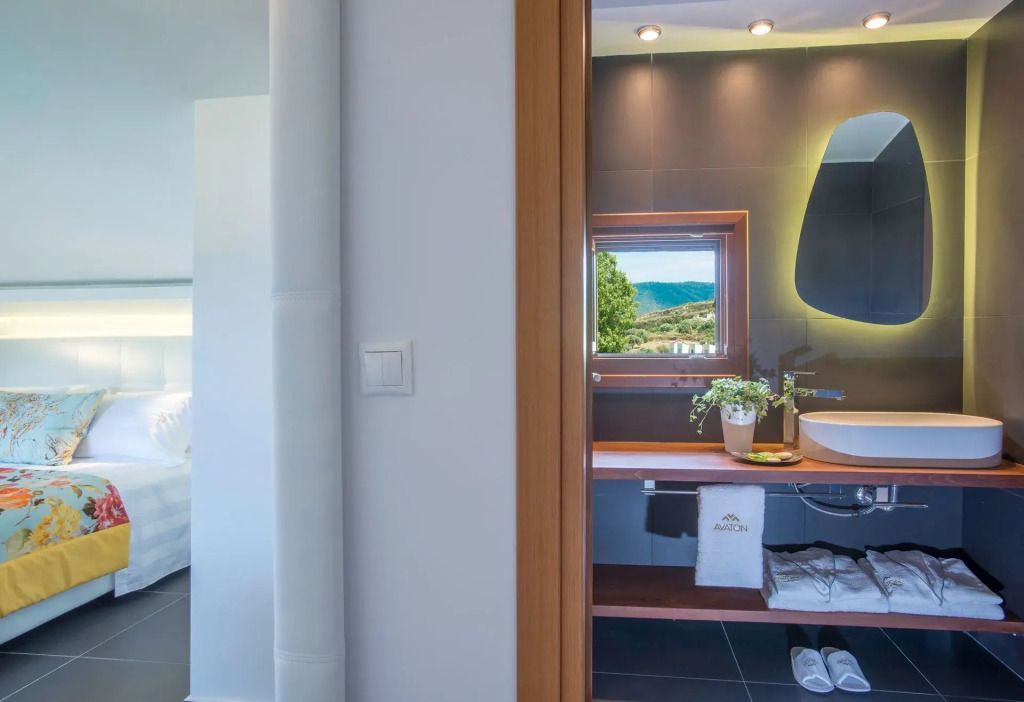 Modernes Badezimmer mit beleuchtetem Spiegel und Aussicht aus dem Fenster
