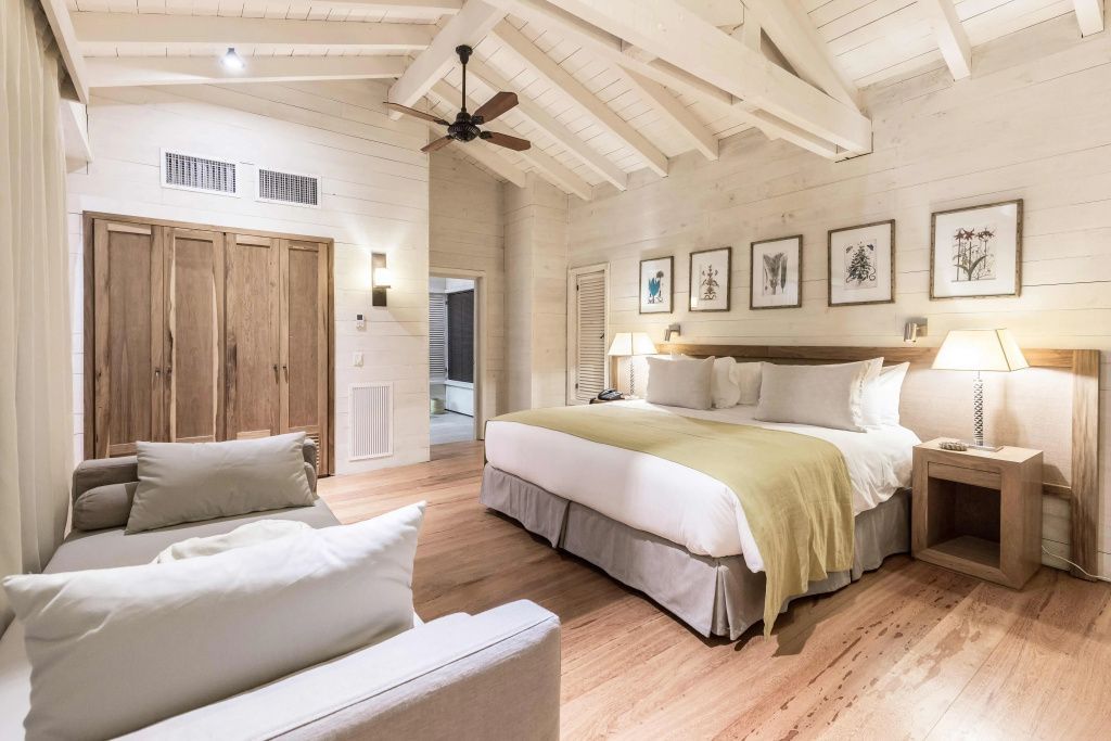 Luxuriöses Schlafzimmer mit Holzboden, Himmelbett und eleganter Dekoration