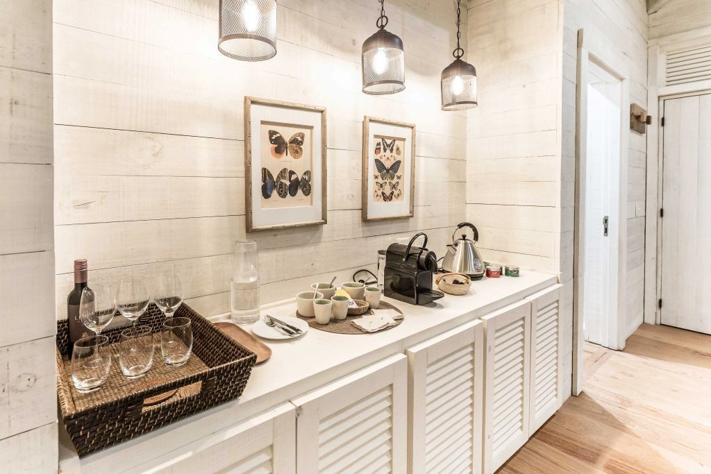 Moderne Teestation mit stilvollem Geschirr und Kunstwerken im Hintergrund