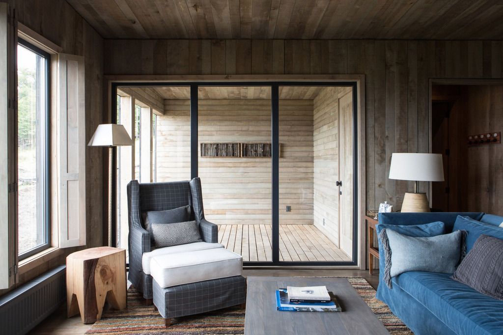 Gemütlicher Wohnbereich mit Sesseln und Holzmöbeln in einer Villa