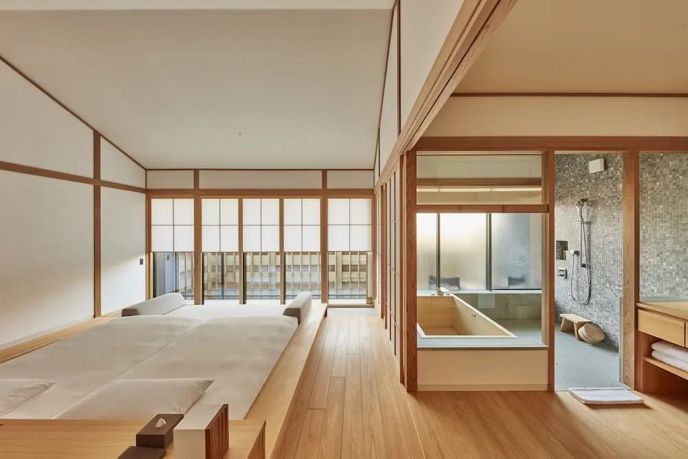 Japanisch inspiriertes Zimmer mit zwei Futons und traditioneller Einrichtung