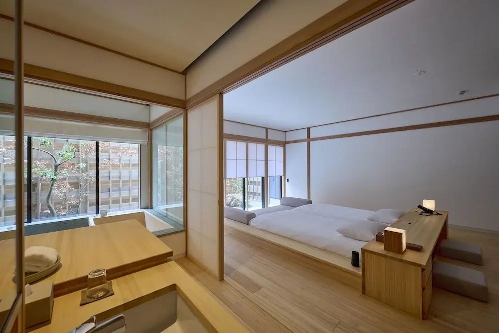 Helles Zimmer mit zwei Einzelbetten und traditionellem japanischem Design