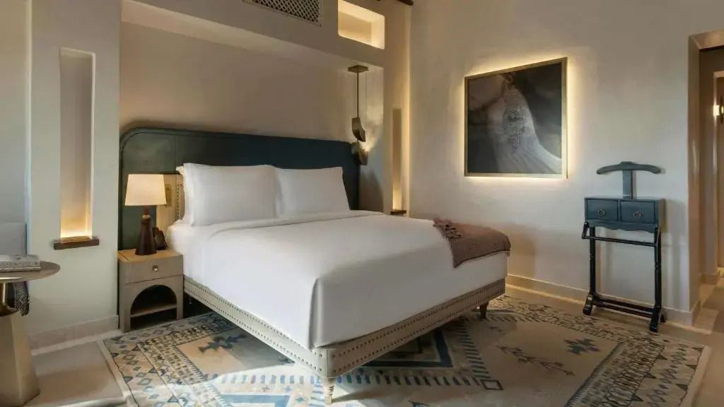 Elegantes Doppelzimmer mit großem Bett und stilvollen Dekorationen.