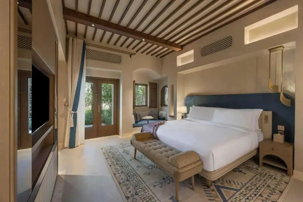 Deluxe Doppelzimmer mit Doppelbett und gemütlicher Sitzecke.