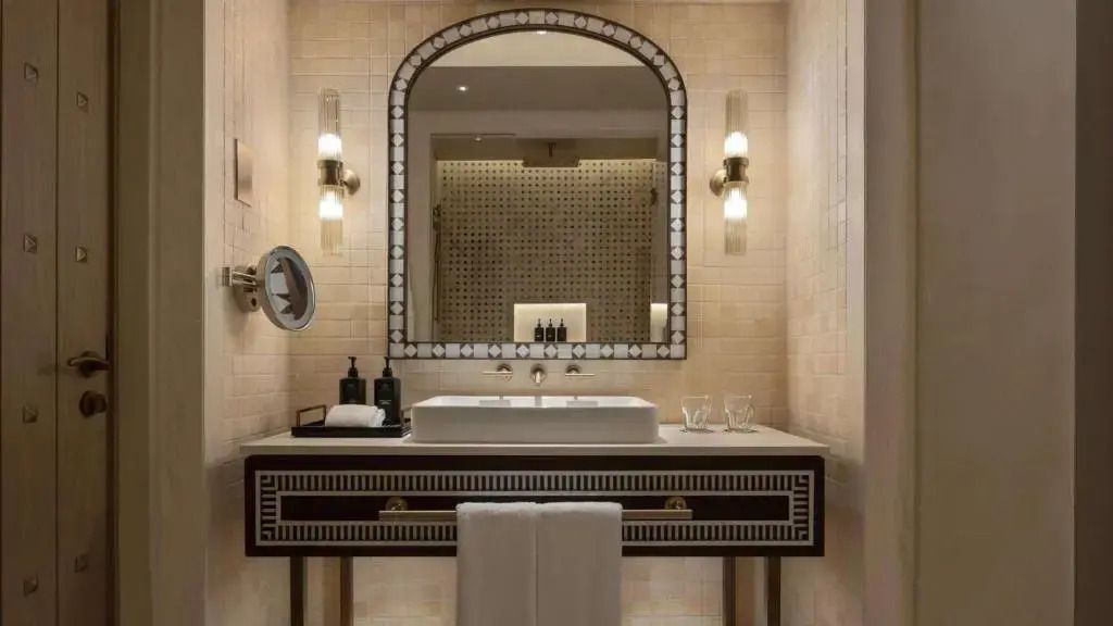 Elegantes Badezimmer mit großem Spiegel und luxuriösem Waschbereich.