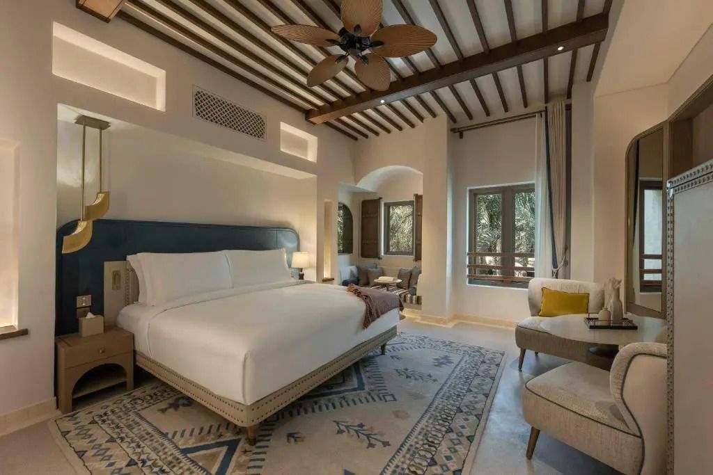 Hauptschlafzimmer der Deluxe Familie Suite mit großem Bett und gemütlicher Atmosphäre
