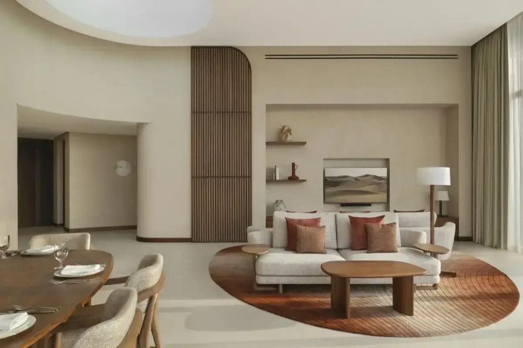 Modernes Wohnzimmer mit Sitzbereich in der Doppel Desert Pool Villa. Dezentes Design.