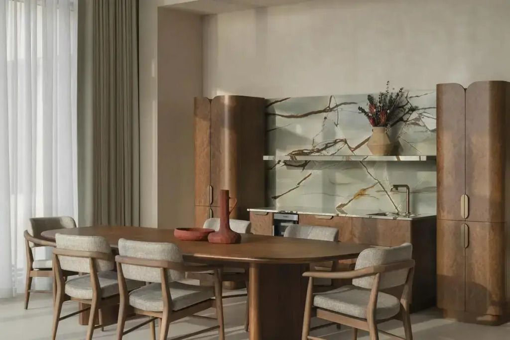 Essbereich in der Doppel Desert Pool Villa mit Holztisch und Designer-Stühlen.