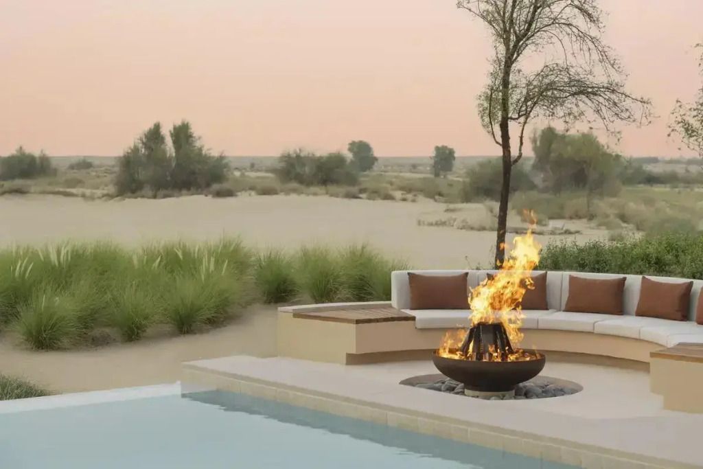 Luxuriöse Sitzgelegenheit mit Feuerstelle und Pool in der Wüstenlandschaft