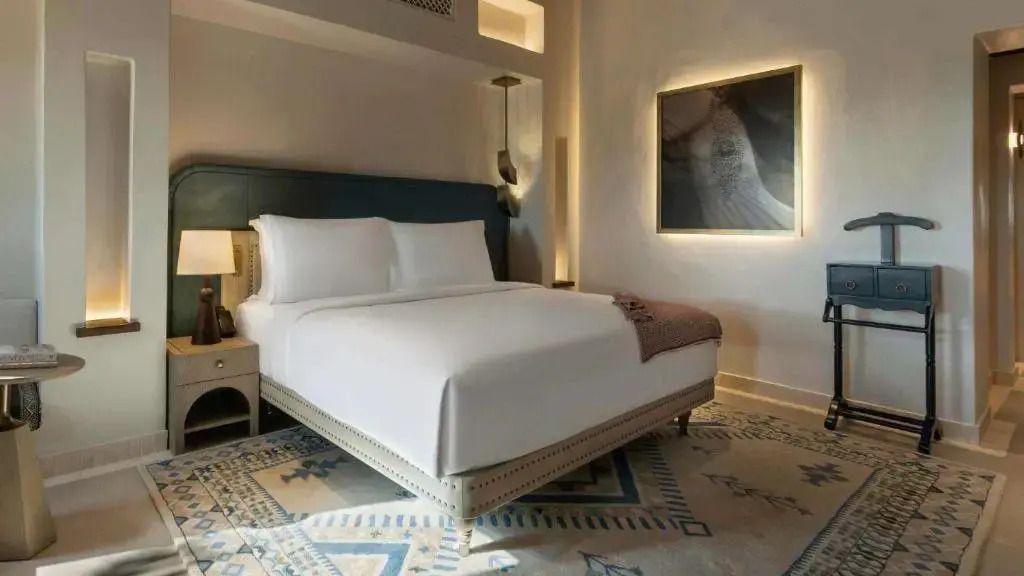 Helles Schlafzimmer mit großem Doppelbett und moderner Wanddekoration