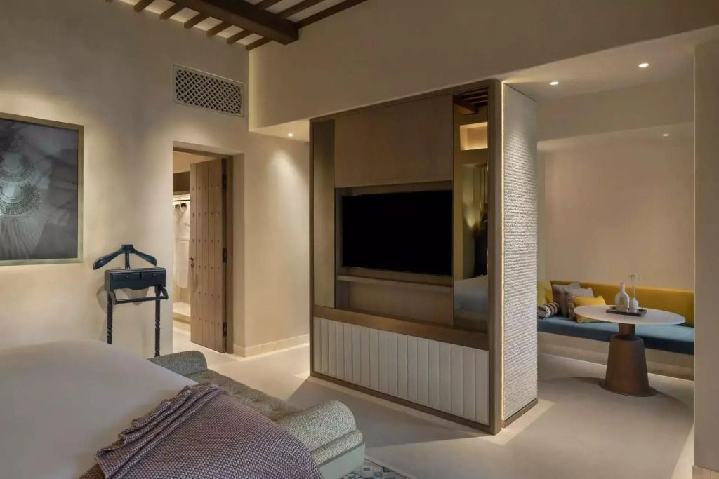 Junior-Suite mit modernen Annehmlichkeiten und großflächigem Fernseher