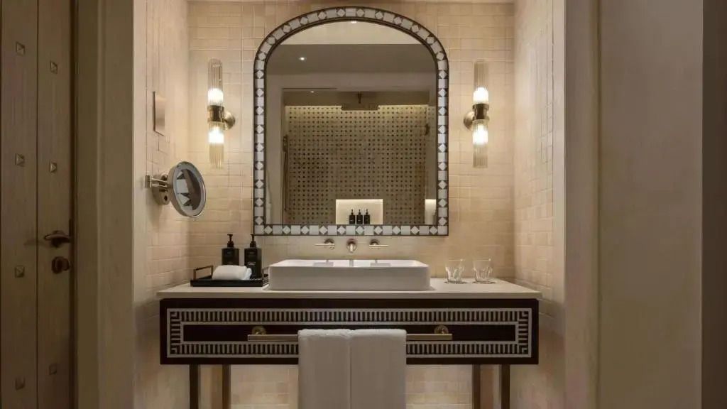 Elegantes Badezimmer mit Doppelwaschbecken und großzügigem Spiegel