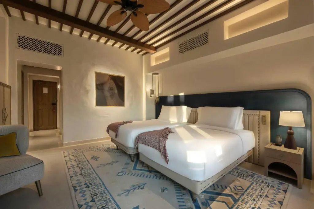 Schlafzimmer mit zwei Einzelbetten und traditionellem Dekor im Hotel Bab Al Shams