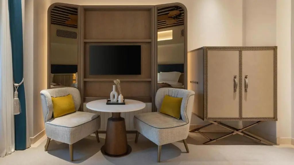 Sitzecke mit Couchtisch und TV im Familiensuite des Hotels Bab Al Shams