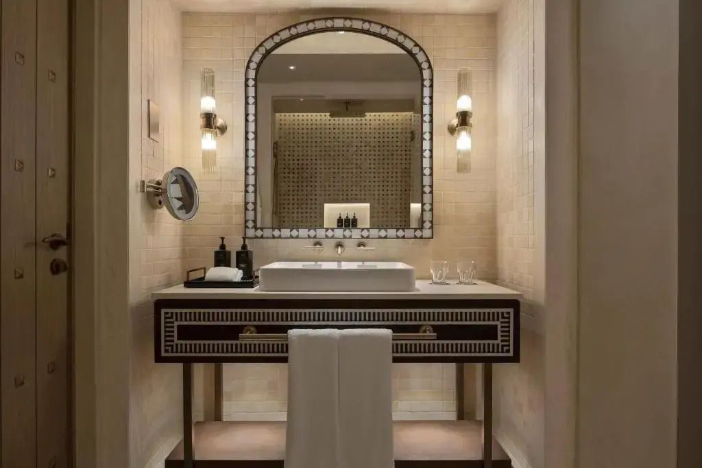 Edles Badezimmer mit großem Spiegel und Waschbecken im Hotel Bab Al Shams